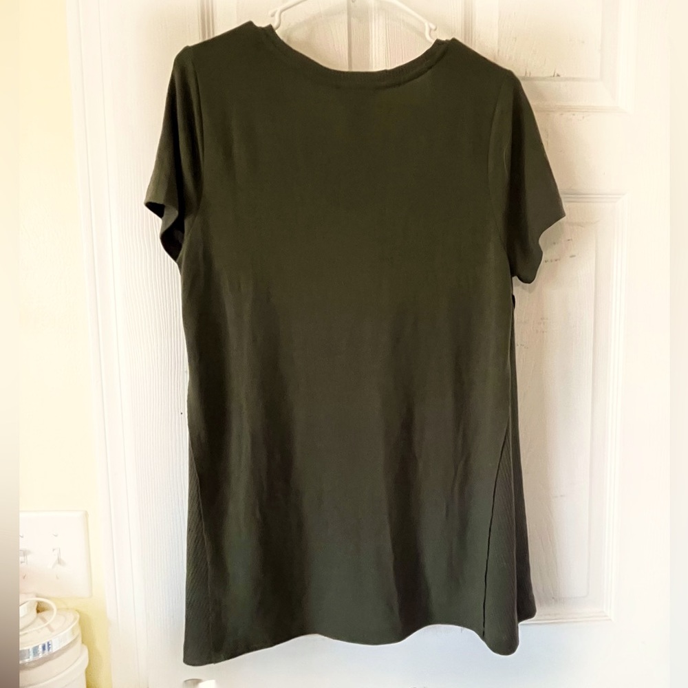 Chelsea & Theodore Green Women’s Top Tunic, V Neck, Short Sleeve Sz L/G - Picture 2 of 6